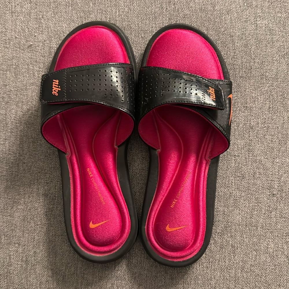 NIKE - Women’s 7 Slide, comfort footbed